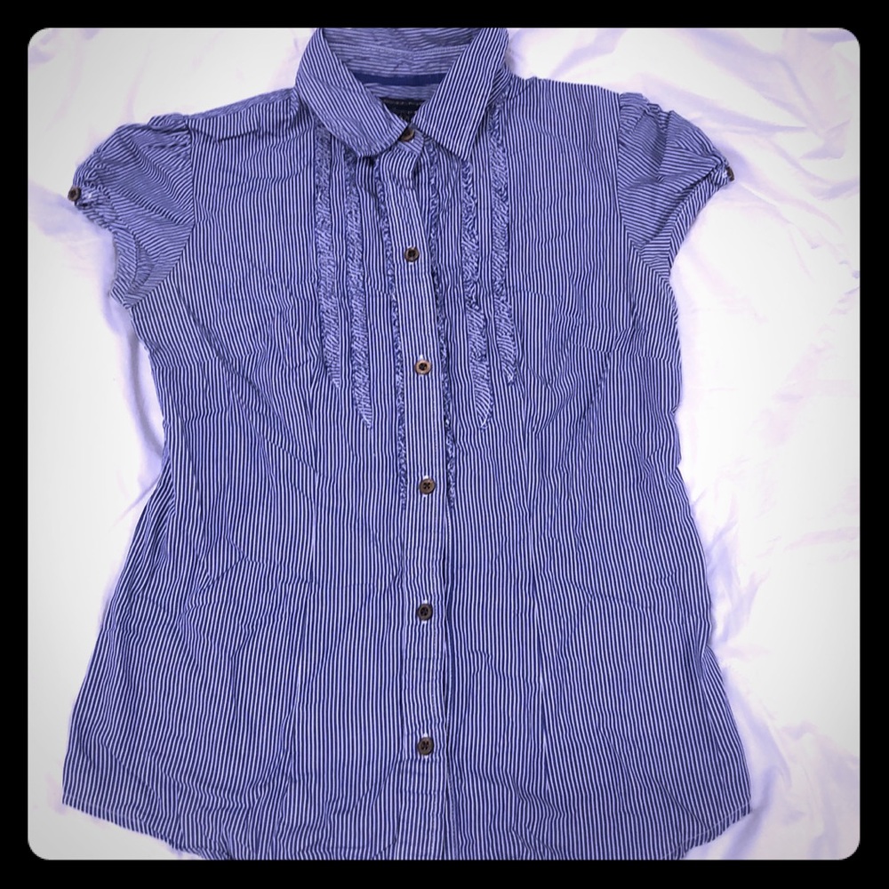 Short sleeve puffy ruffle shirt.